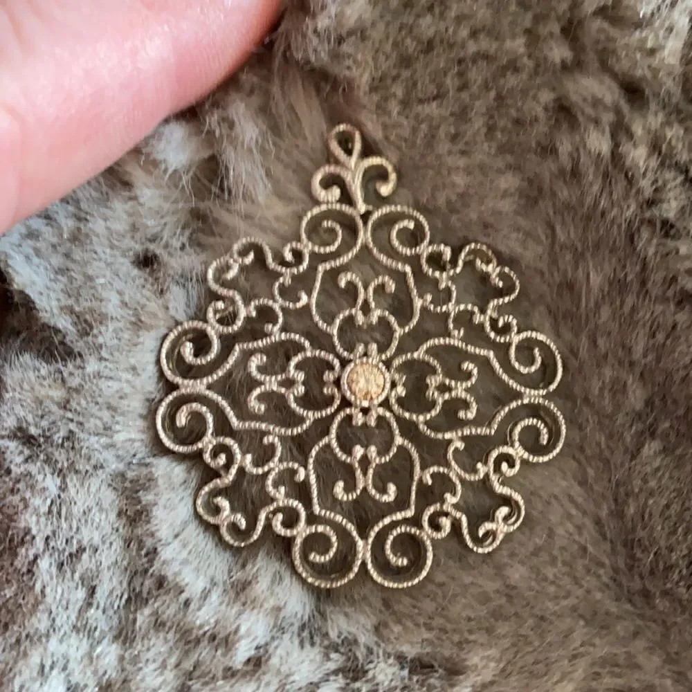 Gorgeous sterling silver filagree lace pendant with genuine champagne diamond💎